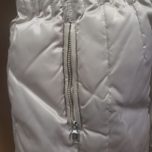 Laundry by Shelli Segal women's stretch quilted puffer jacket w faux fur hood
Sm - Picture 3 of 8